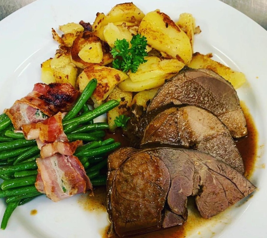 IMG_0683 Bild Schweinebraten mit Speckbohnen und Bratkartoffeln